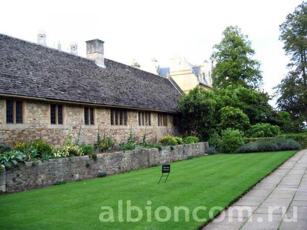 На территории Oxford International College