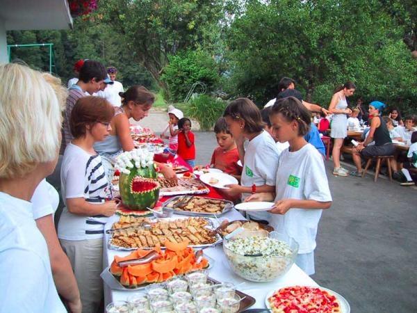 Ужин на природе у студентов летней школы Pre Fleuri