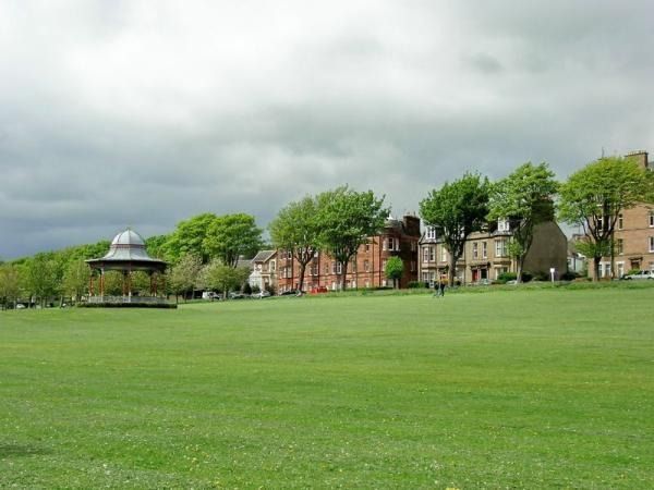 University of Dundee. Поля Magdalen Green - символ Вест-энда Данди.