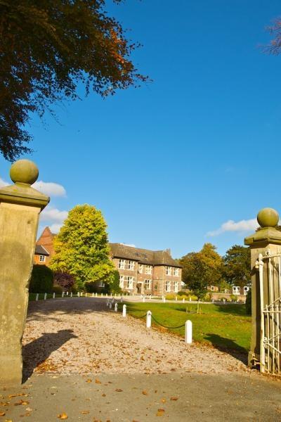 Летняя школа Англии Moreton Hall. Вид не территорию и здания