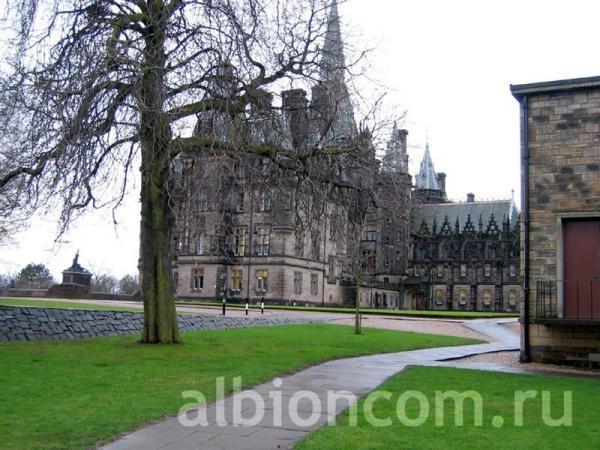 Летняя школа в Шотландии Fettes College. Вид на школьные здания