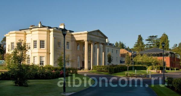 Вид на территорию и главное здание школы-пансиона Concord College