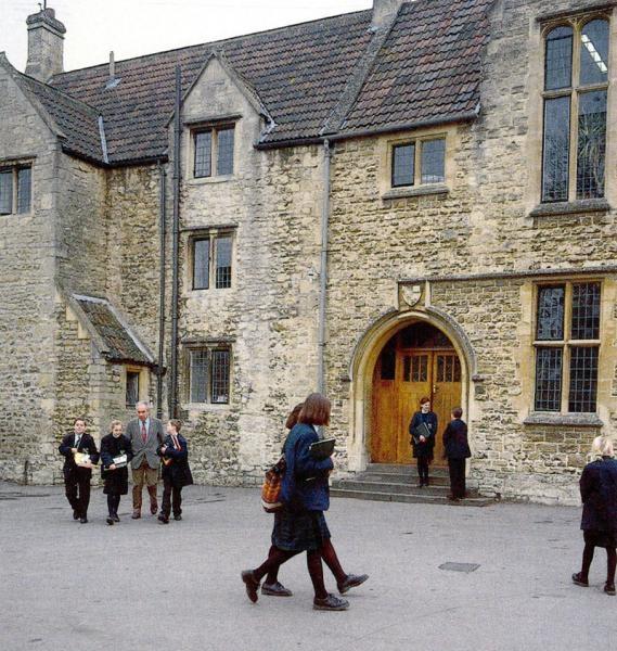 Monkton Combe School. Площадка перед школьным зданием