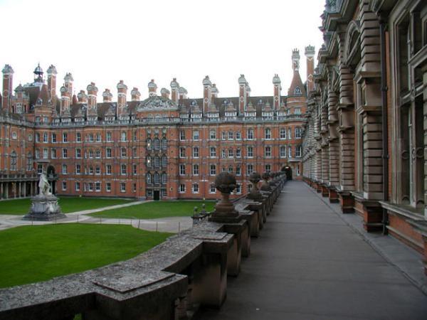 Royal Holloway. Внутренний дворик Founder's Building