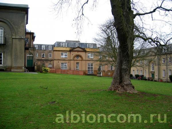 На территории школьной усадьбы Stowe School