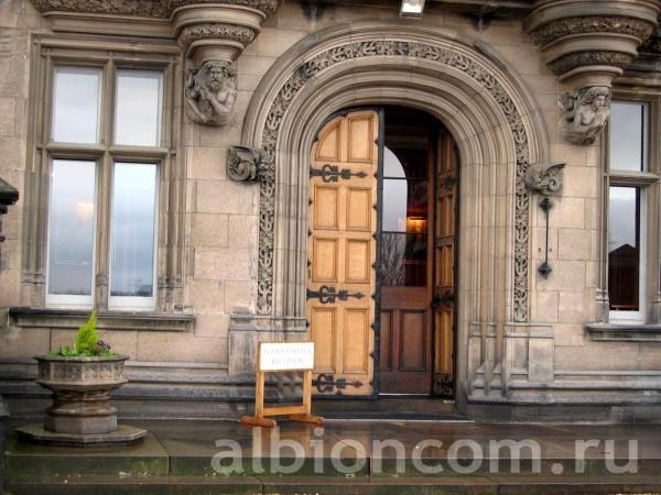 Fettes College. Вход в административный корпус